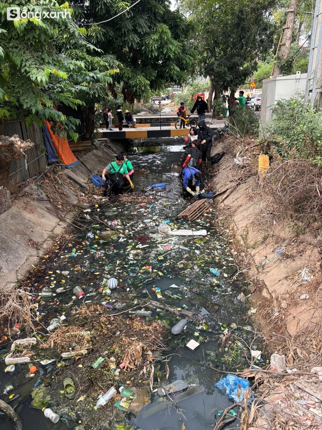 Chàng trai bỏ việc lương khá để dầm mình dưới sông dọn rác, sợ hãi khi bị kim tiêm đâm thẳng vào đùi - Ảnh 8.