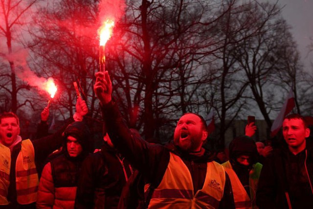 Hỗn loạn ở biên giới Ukraine-NATO: Hàng nghìn người giận dữ tập kết, Kiev bị 
