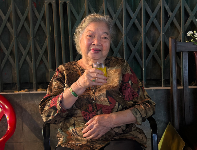 Mẹ NSND Lê Khanh tuổi 86: Sống vui vẻ trong căn phòng hơn 20m2 sạch bóng, treo đầy ảnh- Ảnh 1.
