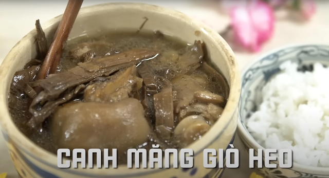Khách Tây nếm thử các món ăn Tết của Việt Nam: Món được yêu thích nhất không phải bánh chưng- Ảnh 5.