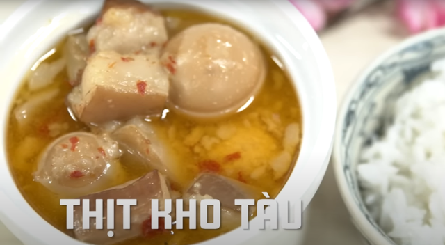 Khách Tây nếm thử các món ăn Tết của Việt Nam: Món được yêu thích nhất không phải bánh chưng- Ảnh 1.