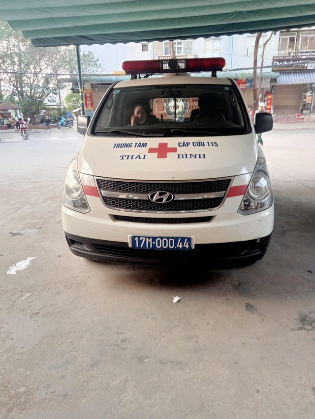 Xe cấp cứu người nguy kịch bị chiếm làn đường ưu tiên, hai cảnh sát Hà Nội vội lao ra, clip 32s gây bão- Ảnh 1.