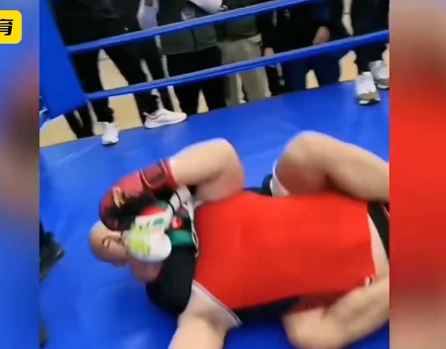 Bị chơi xấu, “Đệ nhất Thiếu Lâm” Yi Long bất ngờ hạ đo ván đối thủ ở trận kịch chiến theo luật MMA- Ảnh 2.