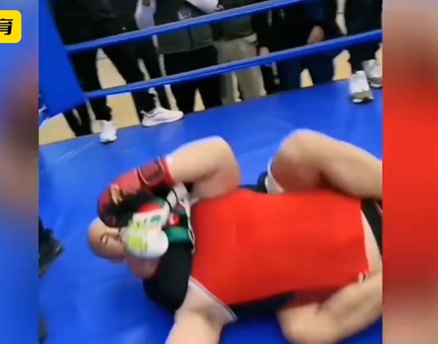 Bị chơi xấu, “Đệ nhất Thiếu Lâm” Yi Long bất ngờ hạ đo ván đối thủ ở trận kịch chiến theo luật MMA- Ảnh 2.
