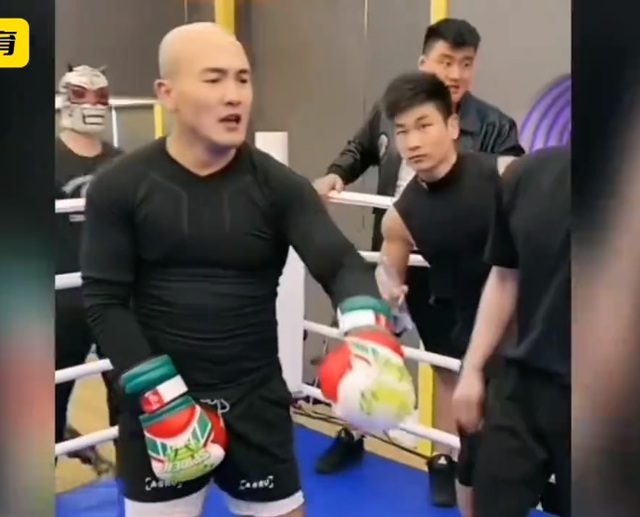 Bị chơi xấu, “Đệ nhất Thiếu Lâm” Yi Long bất ngờ hạ đo ván đối thủ ở trận kịch chiến theo luật MMA- Ảnh 1.