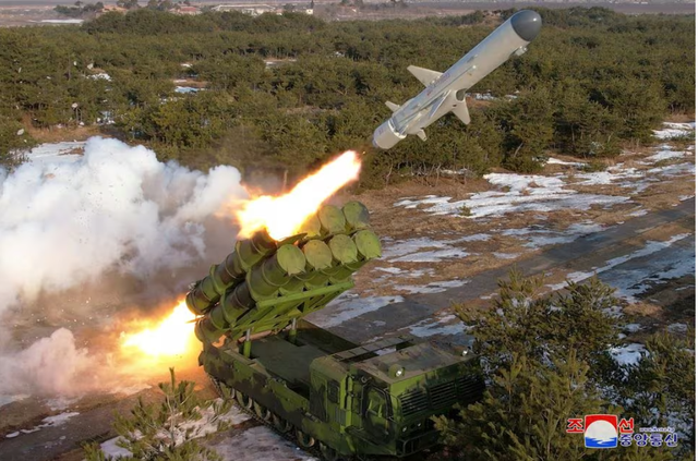 Ông Kim Jong Un hài lòng vụ phóng tên lửa của Triều Tiên: 1 yếu tố liên quan đến Nga khiến Seoul lo ngại- Ảnh 1.