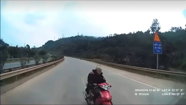 Xe máy đi ngược chiều trên cao tốc Nội Bài - Lào Cai ngày 14/2 - Ảnh cắt từ clip