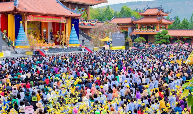Hàng vạn người đổ về chùa Ba Vàng ngày mùng 8 Tết- Ảnh 1.