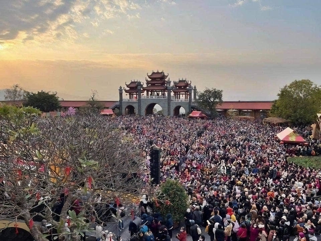 Hàng vạn người đổ về chùa Ba Vàng ngày mùng 8 Tết- Ảnh 2.