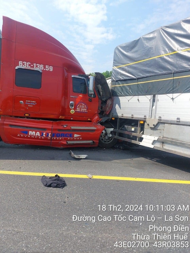 Hiện trường vụ tai nạn trên cao tốc Cam Lộ: Ô tô con lao xuống vực, bẹp dúm, 2 người tử vong- Ảnh 4.
