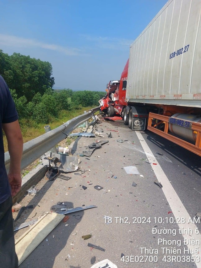 Hiện trường vụ tai nạn trên cao tốc Cam Lộ: Ô tô con lao xuống vực, bẹp dúm, 2 người tử vong- Ảnh 3.