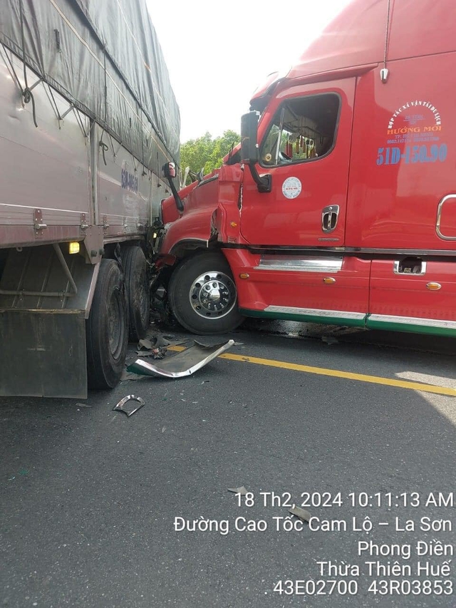 Hiện trường vụ tai nạn trên cao tốc Cam Lộ: Ô tô con lao xuống vực, bẹp dúm, 2 người tử vong- Ảnh 5.