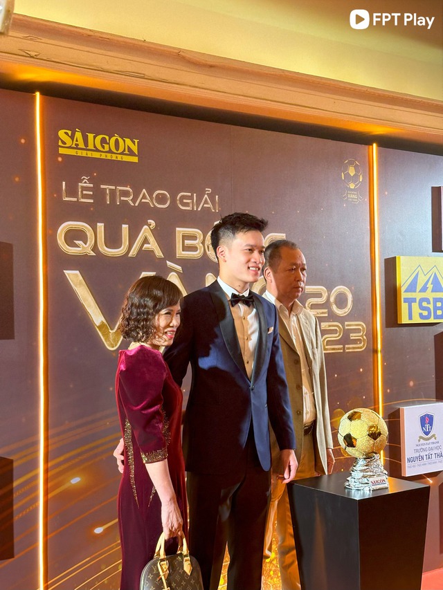 Trao giải bóng đá Việt Nam 2023: Hoàng Đức giành Quả bóng vàng; trò cưng HLV Troussier được vinh danh- Ảnh 14.