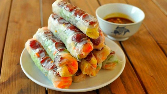 Khách Tây khen ngợi một món ăn vặt bình dân của người Việt, giá chưa tới 1 đô, nhận xét 