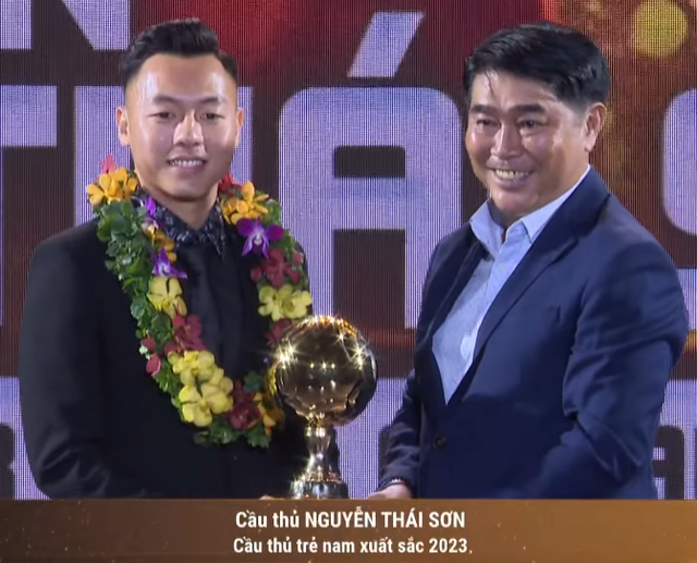 Trao giải bóng đá Việt Nam 2023: Hoàng Đức giành Quả bóng vàng; trò cưng HLV Troussier được vinh danh- Ảnh 11.