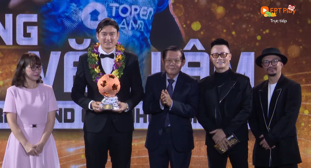 Trao giải bóng đá Việt Nam 2023: Hoàng Đức giành Quả bóng vàng; trò cưng HLV Troussier được vinh danh- Ảnh 3.