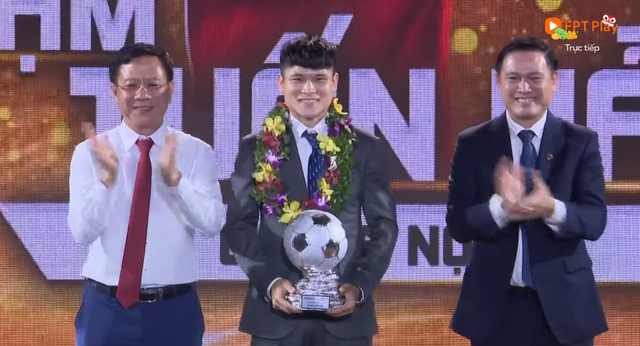 Trao giải bóng đá Việt Nam 2023: Hoàng Đức giành Quả bóng vàng; trò cưng HLV Troussier được vinh danh- Ảnh 2.