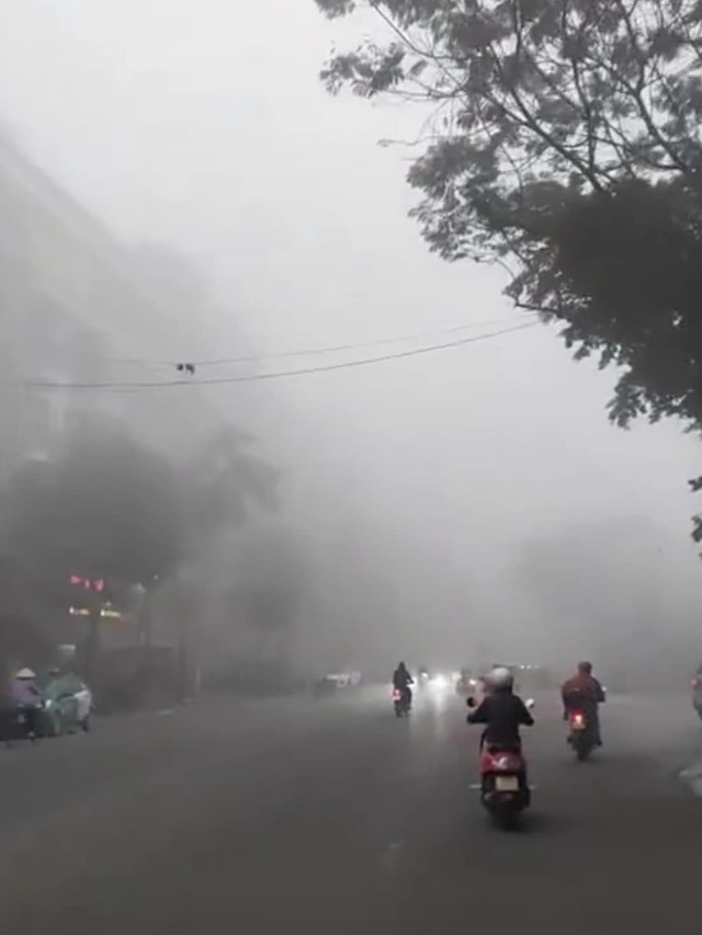 Hà Nội ngay lúc này: Sương mù giăng kín đường phố, mờ ảo cứ ngỡ như ở Sapa- Ảnh 5.