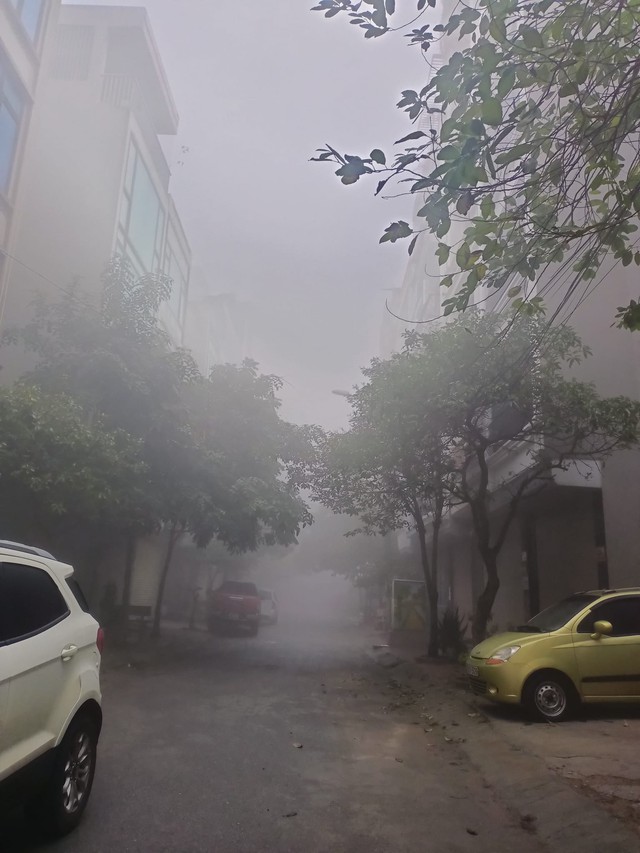 Hà Nội ngay lúc này: Sương mù giăng kín đường phố, mờ ảo cứ ngỡ như ở Sapa- Ảnh 3.
