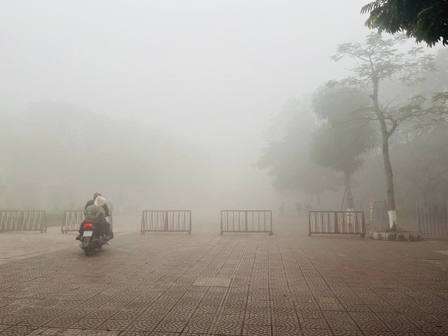 Hà Nội ngay lúc này: Sương mù giăng kín đường phố, mờ ảo cứ ngỡ như ở Sapa- Ảnh 7.