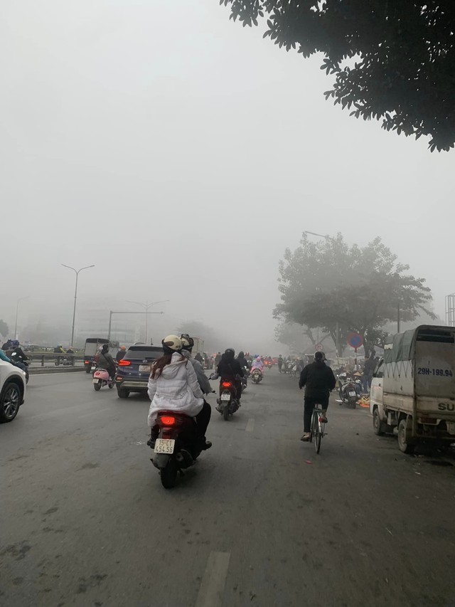 Hà Nội ngay lúc này: Sương mù giăng kín đường phố, mờ ảo cứ ngỡ như ở Sapa- Ảnh 6.
