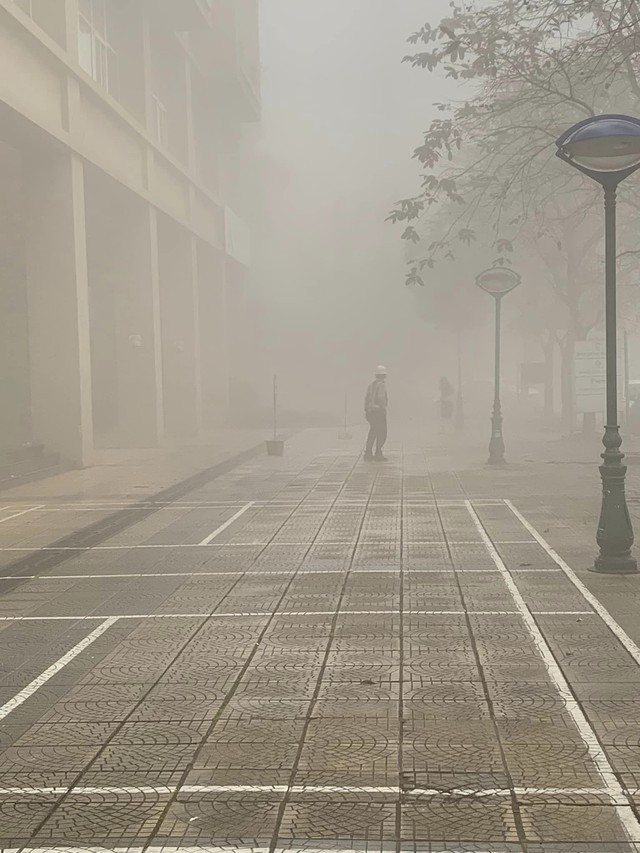 Hà Nội ngay lúc này: Sương mù giăng kín đường phố, mờ ảo cứ ngỡ như ở Sapa- Ảnh 8.