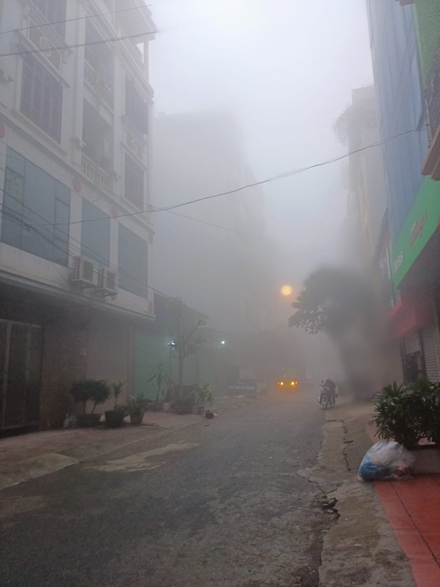 Hà Nội ngay lúc này: Sương mù giăng kín đường phố, mờ ảo cứ ngỡ như ở Sapa- Ảnh 9.