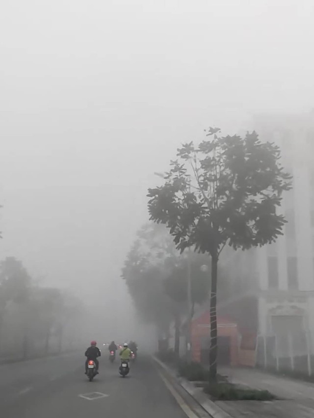 Hà Nội ngay lúc này: Sương mù giăng kín đường phố, mờ ảo cứ ngỡ như ở Sapa- Ảnh 11.