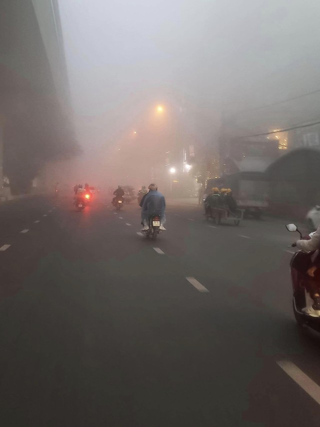 Hà Nội ngay lúc này: Sương mù giăng kín đường phố, mờ ảo cứ ngỡ như ở Sapa- Ảnh 10.