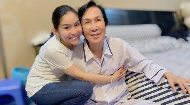 Con nuôi để tang nghệ sĩ Vũ Linh: Bán hàng online để đổ tiền duy trì một đoàn cải lương
