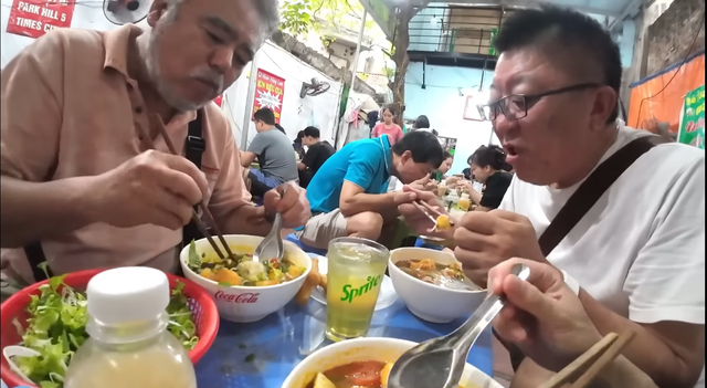 Bếp trưởng Nhật bị hớp hồn bởi món ‘bún nhà nghèo” ở phố cổ Hà Nội: Khác xa so với tưởng tượng