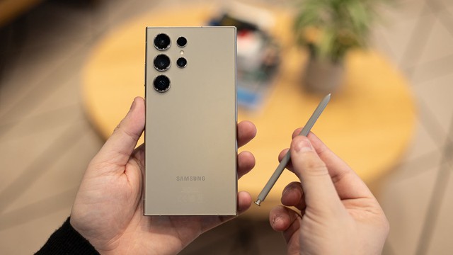"Từ bỏ iPhone 15, tôi không mua Galaxy S24 Ultra mà chọn mẫu điện thoại này của Samsung": Đây là lý do- Ảnh 1.