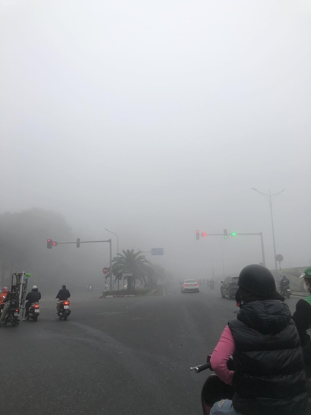Hà Nội ngay lúc này: Sương mù giăng kín đường phố, mờ ảo cứ ngỡ như ở Sapa- Ảnh 1.