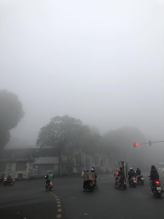 Hà Nội ngay lúc này: Sương mù giăng kín đường phố, mờ ảo cứ ngỡ như ở Sapa- Ảnh 2.