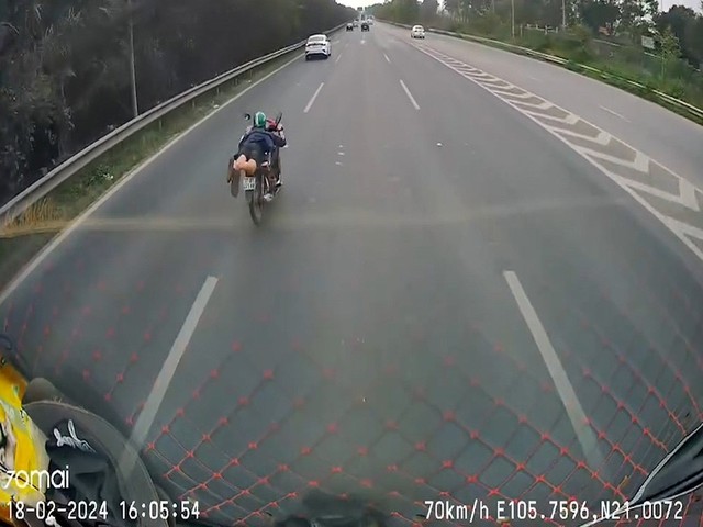 CSGT Hà Nội nói gì về thanh niên nằm yên xe máy, lao vun vút trên Đại lộ Thăng Long?- Ảnh 1.
