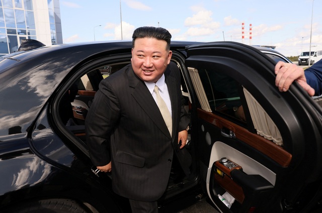 Bất chấp lệnh cấm quan trọng, ông Kim Jong Un vẫn có xe siêu sang: Mercedes, Maybach, Rolls-Royce đủ cả- Ảnh 1.
