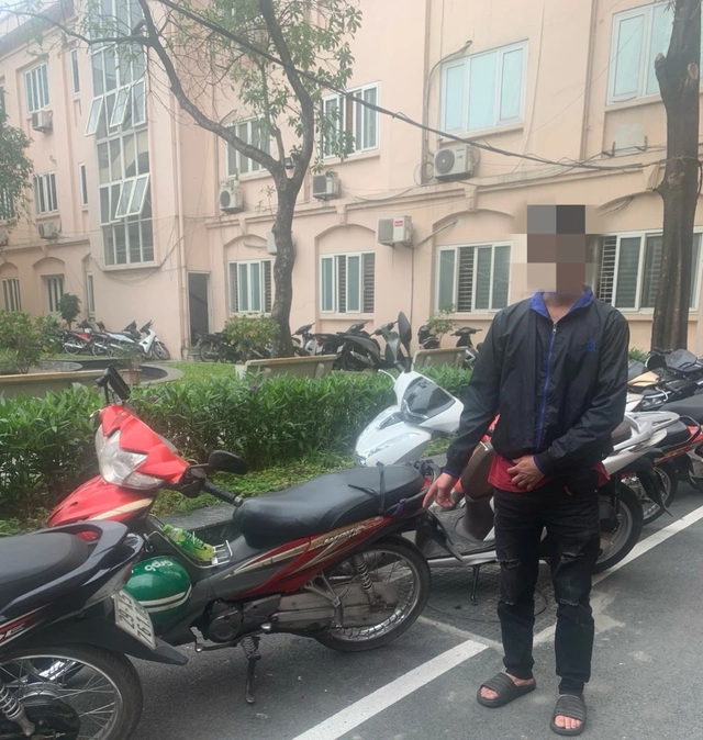 CSGT Hà Nội nói gì về thanh niên nằm yên xe máy, lao vun vút trên Đại lộ Thăng Long?- Ảnh 2.
