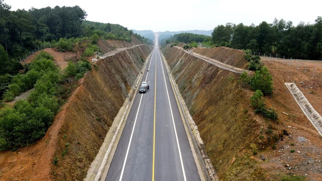 5 tuyến đường trị giá hàng chục nghìn tỷ ở Việt Nam, thường gọi là cao tốc nhưng chỉ có 2 làn xe- Ảnh 1.