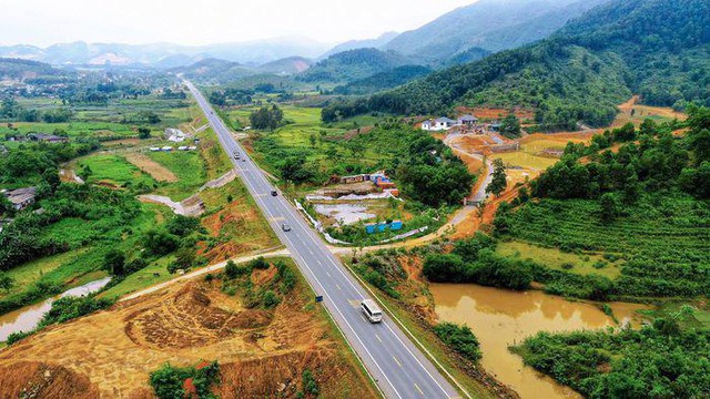 5 tuyến đường trị giá hàng chục nghìn tỷ ở Việt Nam, thường gọi là cao tốc nhưng chỉ có 2 làn xe- Ảnh 4.