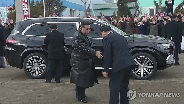 Bất chấp lệnh cấm quan trọng, ông Kim Jong Un vẫn có xe siêu sang: Mercedes, Maybach, Rolls-Royce đủ cả- Ảnh 2.