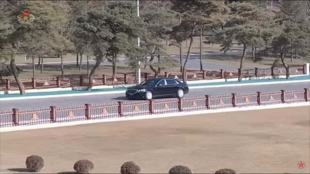 Bất chấp lệnh cấm quan trọng, ông Kim Jong Un vẫn có xe siêu sang: Mercedes, Maybach, Rolls-Royce đủ cả- Ảnh 14.