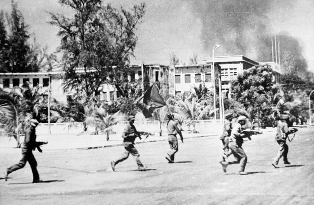 Sự cố trước ngày phát thông điệp giải phóng Phnom Penh và chuyện 7 chuyên cơ hộ tống lãnh đạo Campuchia- Ảnh 2.
