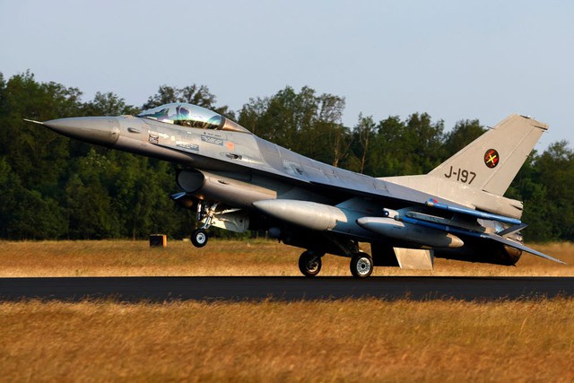 Phi công Ukraine phấn khích: Lái chiến đấu cơ F-16 'tuyệt vời' như nâng cấp từ Nokia cũ lên iPhone- Ảnh 1.