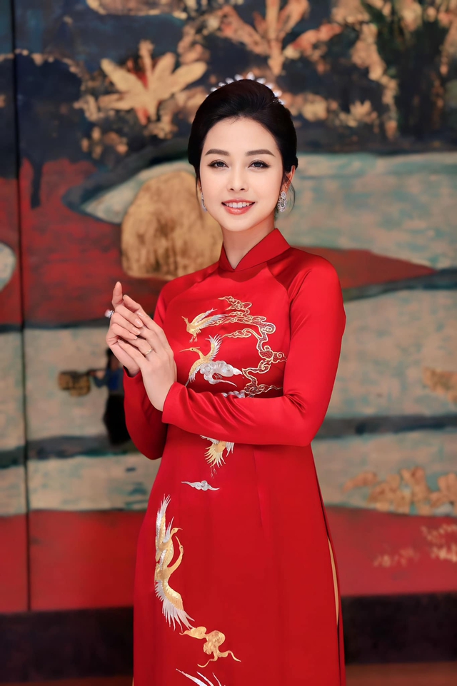 Hoa hậu đông con nhất nhì showbiz Việt: U40 vẫn đẹp nõn nà, đáp trả tinh tế khi bị nói 