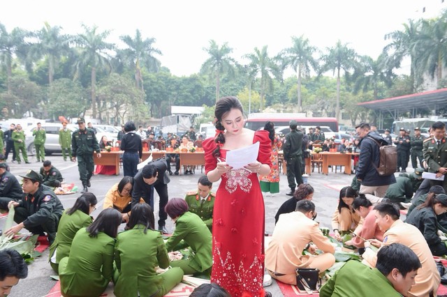 Hoa hậu Phan Kim Oanh khoe sắc vóc với áo dài đỏ, chấm thi gói bánh chưng- Ảnh 4.