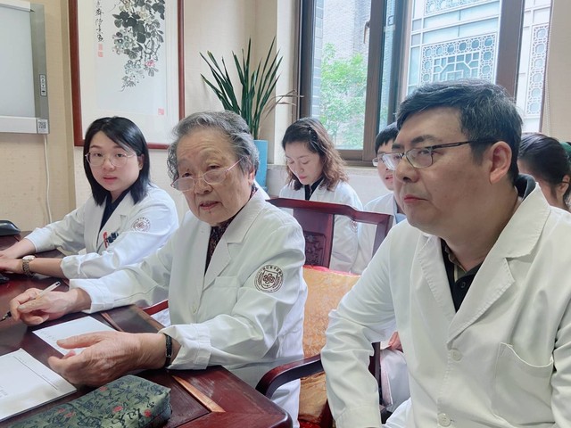 Bác sĩ Y học cổ truyền Trung Quốc 90 tuổi vẫn làm việc: Thường ăn 1 món, chăm làm 3 việc để trường thọ- Ảnh 1.