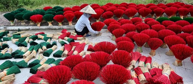 Làng hương nhỏ bé Quảng Phú Cầu ở miền Bắc Việt Nam đã trở thành một địa điểm du lịch nổi tiếng. Những cây nhang màu truyền thống được nhuộm bằng tay trong nhiều thập kỷ.