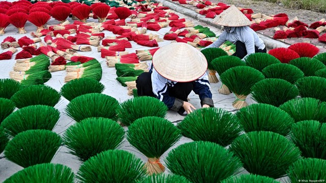 Làng hương Việt Nam nức tiếng trên đài truyền hình Đức: Sắc đỏ thêm thắm tình những ngày giáp Tết- Ảnh 3.