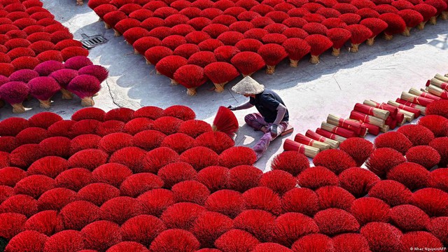 Làng hương Việt Nam nức tiếng trên đài truyền hình Đức: Sắc đỏ thêm thắm tình những ngày giáp Tết- Ảnh 1.