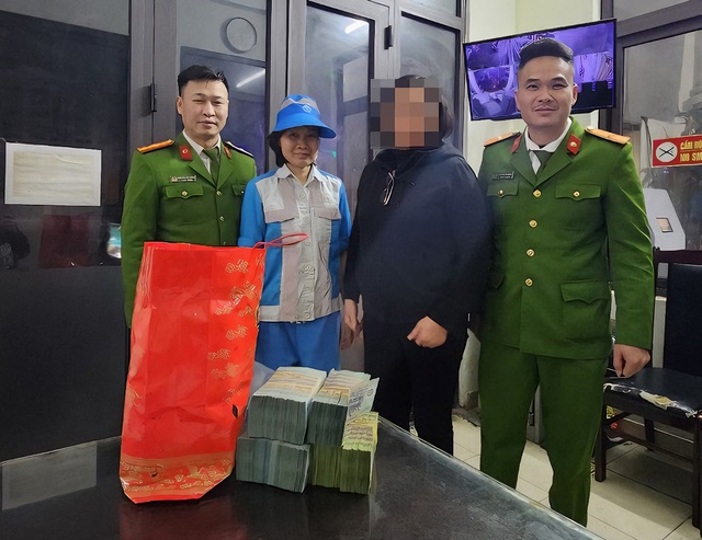 Một người đàn ông ở Hà Nội mang nhầm túi tiền 1,2 tỉ đi đổ rác, công an tức tốc tìm giúp- Ảnh 1.
